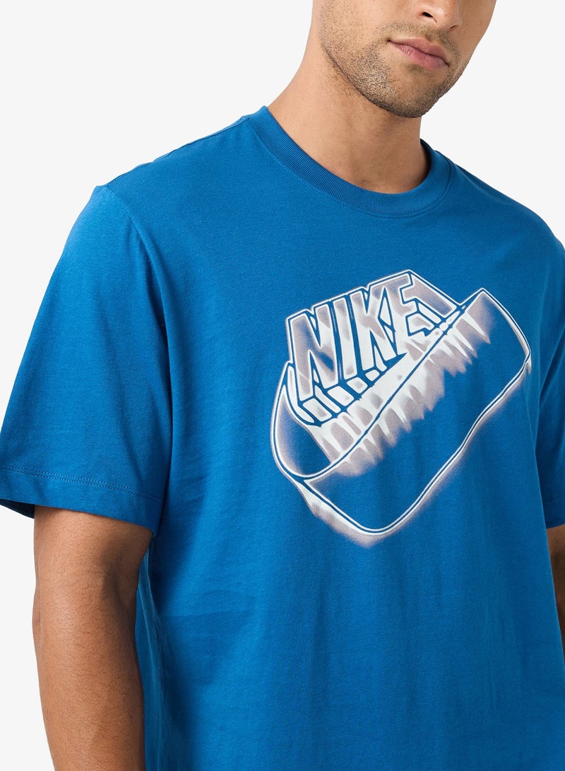 Nike Nsw Standard Blur Futura T-Shirt - Image 2